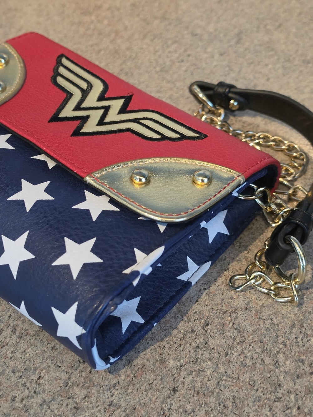 Wonder Woman Purse - Picture 2 of 9